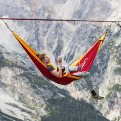 Ticket To The Moon Travel Hammock - Original - Burgundy / Dark Yellow -Buitenuitrusting ticket to the moon travel hammock original burgundy dark yellow 3 1452624